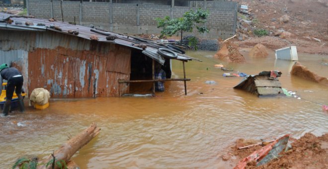 Imagen de las inundaciones de Regent, Sierra Leona. / REUTERS