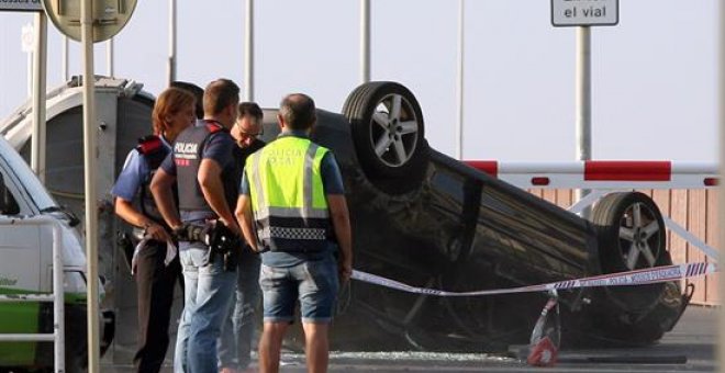 Els Mossos van abatre els terroristes de Cambrils després de bolcar el seu vehicle.  EFE/Jaume Sellart