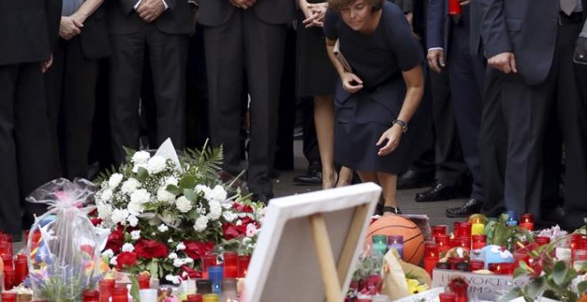 Los reyes, el presidente de la Generalitat, Carles Puigdemont; la vicepresidenta del Gobierno, Soraya Saénz de Santamaría  y la alcaldesa de Barcelona, Ada Colau, entre otros, en La Rambla de Barcelona durante un homenaje a las víctimas de los atentados