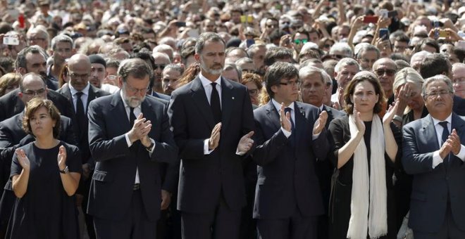 Felipe VI apluden tras guardar un minuto de silencio en la plaza de Catalunya por los atentados de La Ramblas de Barcelona y de Cambrils. - EFE