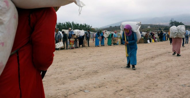 Mujeres marroquíes transportan mercancía en la frontera de Melilla / REUTERS - Youssef Boudlal