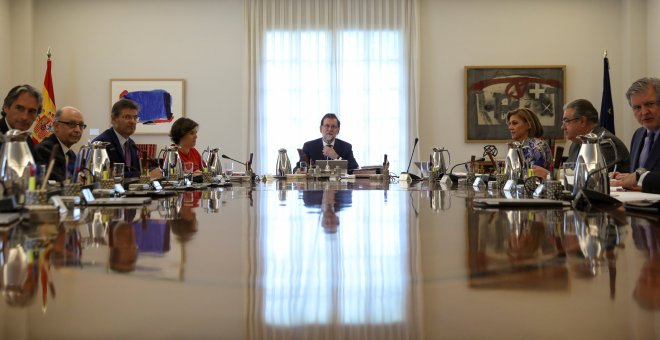 El presidente del Gobierno, Mariano Rajoy, preside el Consejo de Ministros extraordinario en el que se ha aprobado recurrir al TC todas las resoluciones del Parlament catalán sobre el referéndum del 1-O.. REUTERS/Susana Vera