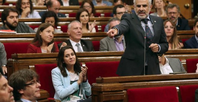 El portavoz de Ciudadanos, Carlos Carrizosa, junto a la presidenta del grupo, Inés Arrimadas, se dirige al presidente de la Generalitat, Carles Puigdemont. - EFE