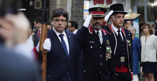 El presidente de la Generalitat de Catalunya Carles Puigdemont, junto al Major de los Mossos d'Esquadra Josep Lluis Trapero, durante la ofrenda floral al monumento a Rafael Casanova con motivo de la celebración de la Diada. EFE/Marta Pérez