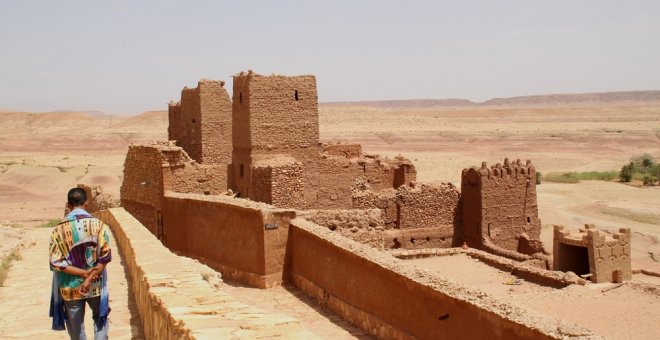 Un guía pasea por Aït Ben Haddou (Ouarzazate) , un pueblo de casas de adobe rodeados de altas murallas, el ksar, un tipo tradicional de arquitectura marroquí pre sahariana, y declarado patrimonio mundial de la UNESCO.