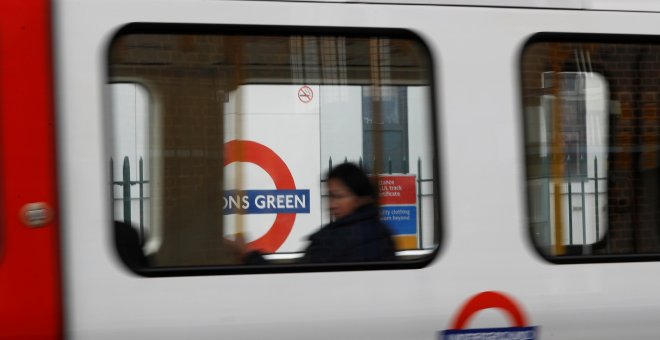 Un pasajero sentado en un vagón del metro de Londres, que sale de la estación de Parson's Green, tras su reapertura un día después del atentado con 'cubo bomba', que provocó una veintena de heridos. REUTERS/Peter Nicholls