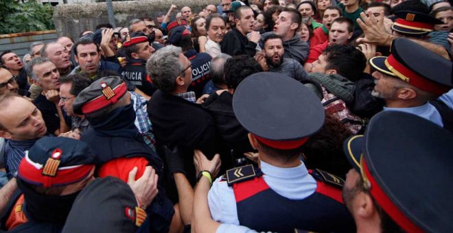 Agentes de los Mossos ante el colegio electoral en que está empadronado el vicepresidente catalán, Oriol Junqueras, durante el 1-O. EFE