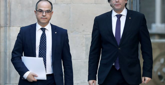 El presidente de la Generalitat, Carles Puigdemont, y el conseller de Presidencia, Jordi Turull, a su llegada a la reunión semanal del gobierno catalán. EFE/Andreu Dalmau.