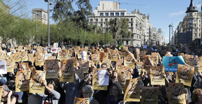 Cientos de personas han acudido hoy a la plaza Universitat de Barcelona para iniciar una pegada de carteles y empapelar la ciudad y el conjunto de Cataluña para pedir la libertad de los ocho exconsellers encarcelados y de los líderes de Asamblea Nacional