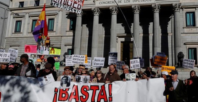 Concentración a las puertas del Congreso de los Diputados convocada por el Encuentro Estatal de Colectivos de Memoria Histórica y Víctimas del Franquismo para denunciar la impunidad del franquismo y reclamar una ley que reconozca a las víctimas. EFE/ Fer