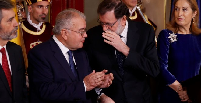 El presidente del Gobierno, Mariano Rajoy y el presidente del Tribunal Constitucional, Juan José González Rivas.- EFE