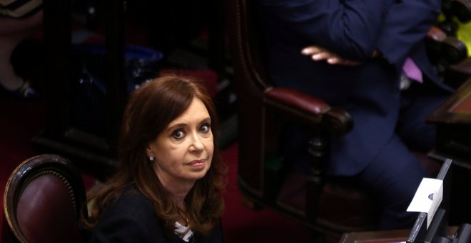 La expresidenta argentina Cristina Fernandez de Kirchner, durante la ceremonia de jura de los nuevos senadores, en Buenos Aires. REUTERS/Marcos Brindicci