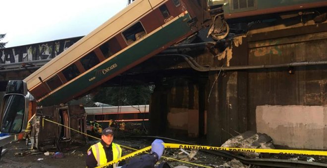 Imagen del tren Amtrack 501 tras descarrilar y caer sobre la autopista interestatal 5, en el estado de Washington. / EFE