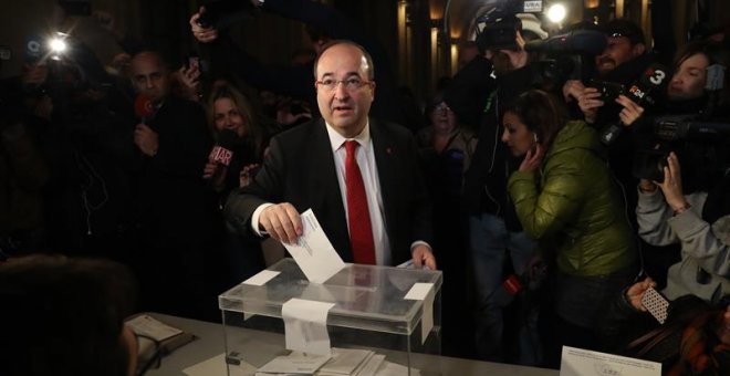 El líder del PSC Miquel Iceta, en el momento de votar en su colegio electoral de Barcelona, más de cinco millones y medio de catalanes están llamados a las urnas en esta jornada de elecciones autonómicas. EFE/Javier Etxezarreta