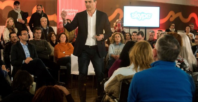 El secretario general del PSOE, Pedro Sánchez, interviene en Granada en la primera de las más de 50 Asambleas Abiertas a la ciudadanía que prevé realizar el partido para presentar sus iniciativas. EFE/ Miguel Angel Molina