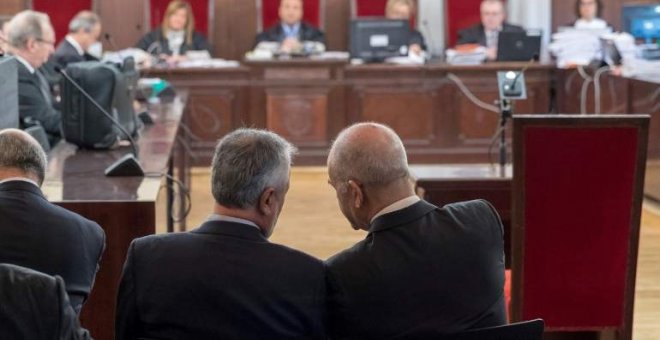 Manuel Chaves y José Antonio Griñán durante las sesiones del juicio en diciembre de 2017.- EFE