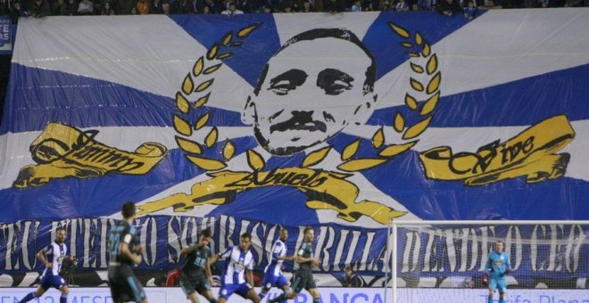 Los miembros de Riazor Blues rinden un homenaje a Jimmy durante un partido. EFE/Archivo