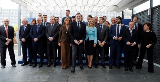 El jefe del Gobierno y líder del PP, Mariano Rajoy (c), posa para la foto de familia antes de la reunión que ha mantenido hoy con presidentes regionales en la sede de la calle Génova, para analizar la situación política del país. EFE/Juan Carlos Hidalgo