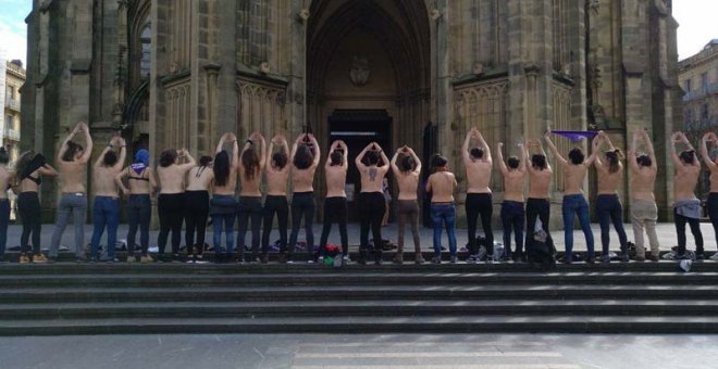 Varias mujeres en topless delante de la Catedral de San Sebastián.