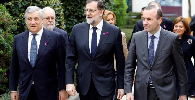 El presidente del Gobierno, Mariano Rajoy, el líder del grupo parlamentario PPE en el Parlamento Europeo, Manfred Weber (d), y el presidente del Parlamento Europeo, Antonio Tajani (i), durante la primera jornada de trabajo en Valencia sobre política de in