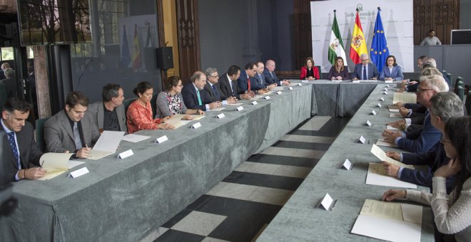 Momento de la firma del convenio entre la presidenta de la Junta y los directores de los medios de comunicación de Andalucía que elimina los anuncios de contacto.