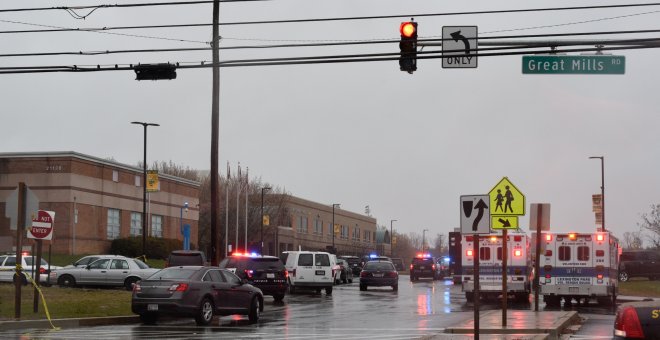 Servicios de emergencias y de Policía en las afueras del instituto de Grat Mills (Maryland), donde se ha producido un tiroteo. /REUTERS