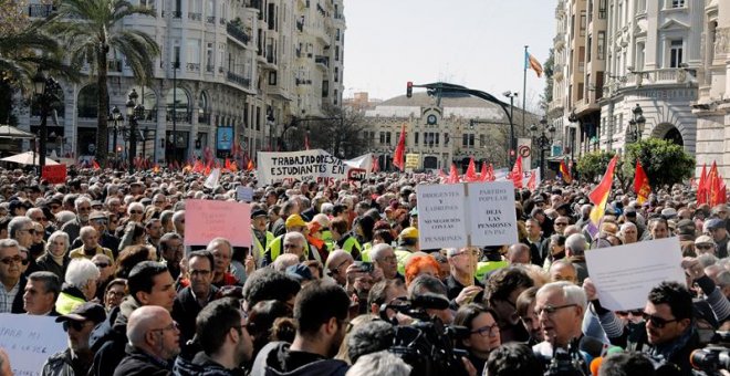 Miles de personas se manifiestan en Valencia en defensa de unas pensiones dignas en una concentración promovida por sindicatos y organizaciones ciudadanas. EFE/ Juan Carlos Cárdenas