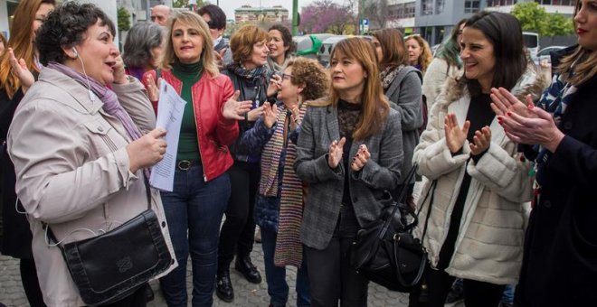 María Salmerón, condenada por incumplir el régimen de visitas de su hija con su exmarido condenado por maltratarla, recibe apoyos en Sevilla. / EFE