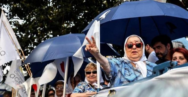 La titular de la Asociación Madres de Plaza de Mayo, Hebe de Bonafini (3d), saluda a la multitud que se concentra para recordar los 41 años del golpe cívico-militar. EFE