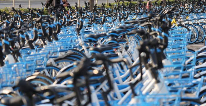 El año pasado, el intercambio de bicicletas despegó en China, con docenas de compañías de bicicletas compartidas que inundaron rápidamente las calles de la ciudad con millones de bicicletas de alquiler de colores brillantes. Pero tantas bicis se han conve