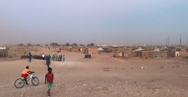 Dos niños de paseo por Smara, uno de los campamentos de refugiados saharuis en Argelia. / J.G