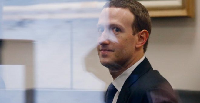 El dueño de Facebook,  Mark Zuckerberg, a su llegada a la oficina del senador Bill Nelson en Washington. | LEAH MILLIS (REUTERS)