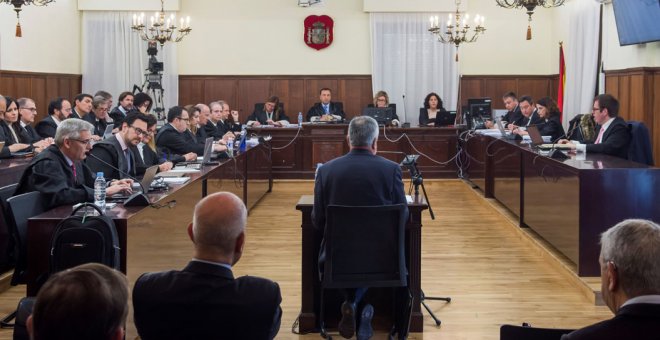 El expresidente andaluz José Antonio Griñán responde a las preguntas del fiscal en el juicio de la pieza política del caso ERE en la Audiencia de Sevilla. EFE/Raúl Caro