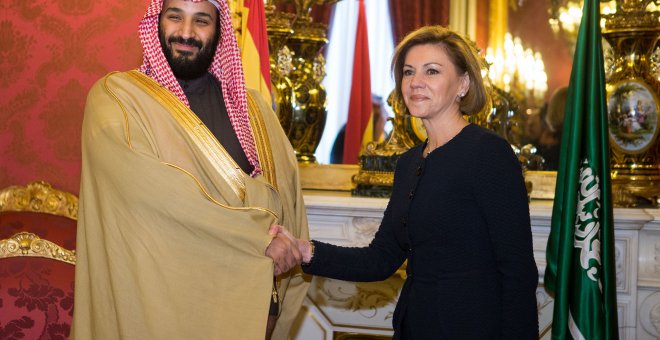 La ministra de Defensa, María Dolores de Cospedal, saluda al príncipe heredero saudí Mohamed bin Salmán. | ARCHIVO