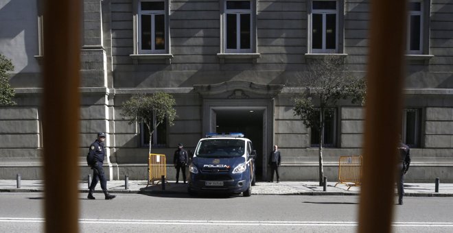 Un furgón policial a su salida del Tribunal Supremo, donde hoy el juez Pablo Llarena ha citado al exvicepresidente de la Generalitat Oriol Junqueras. EFE