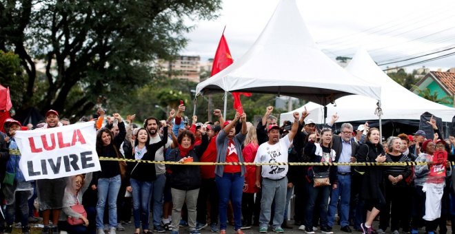 Desde que Lula ingresó en prisión centenares de personas se han instalado en una vigilia permanente como forma de protesta contra su encarcelamiento / REUTERS