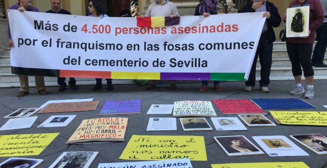 Víctimas del franquismo en la puerta del Ayuntamiento de Sevilla.
