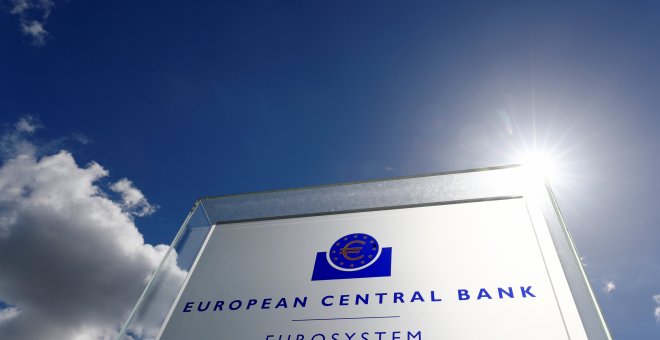 El logo del Banco Central Europeo (BCE) delante de su sede en Fráncfort. REUTERS/Kai Pfaffenbach