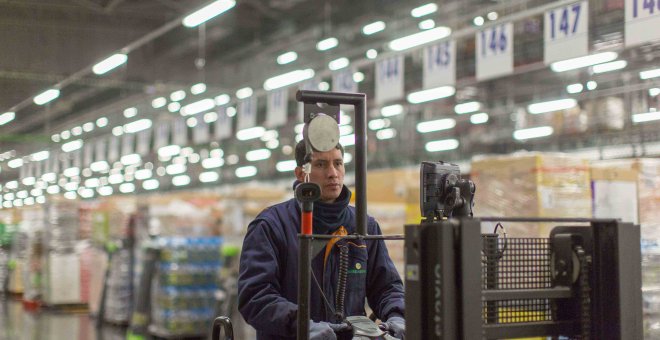 Trabajador en un bloque logístico de Mercadona