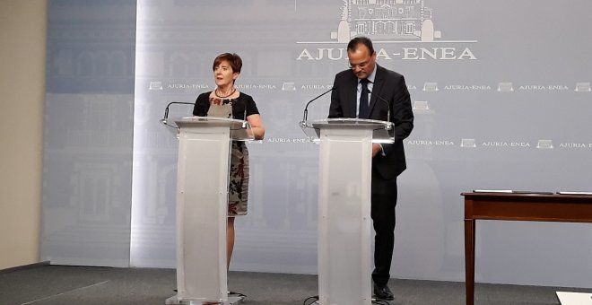 La consejera vasca de Desarrollo Económico y Competitividad, Arantxa Tapia, con el consejero delegado de Siemens Gamesa, Markus Tacke. E.P.