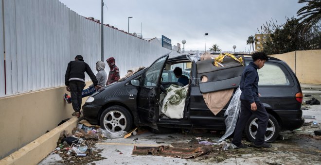 Un grupo de menores migrantes se junta en el coche donde duermen varios de ellos, en Ceuta. Los menores migrantes que llegan solos son uno de los colectivos más vulnerables e invisibilizados en España.- PEDRO ARMESTRE/SAVE THE CHILDREN