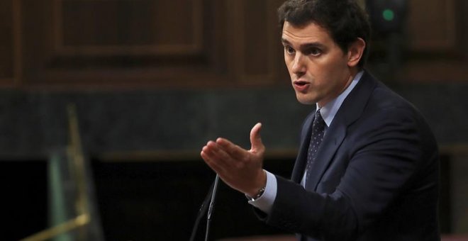 El líder de Ciudadanos, Albert Rivera, durante su intervención en el debate de la moción de censura presentada por el PSOE contra el presidente del Gobierno, Mariano Rajoy, esta tarde en el Congreso de los Diputados. EFE/Kiko Huesca