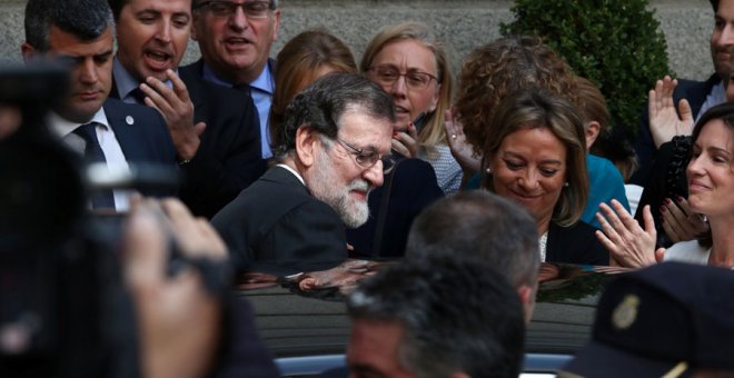 Rajoy se sube a un coche tras la moción de censura en el Congreso. REUTERS/Sergio Pérez