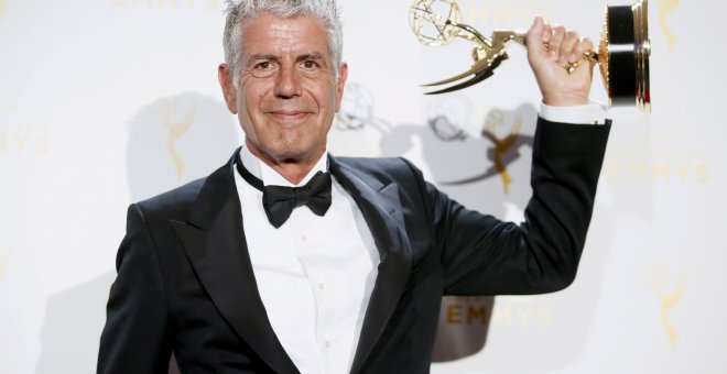 Anthony Bourdain posa con el premio especial para "Anthony Bourdain Parts Unknown" en el backstage de los Creative Arts Emmy Awards 2015 en Los Ángeles, California. REUTERS