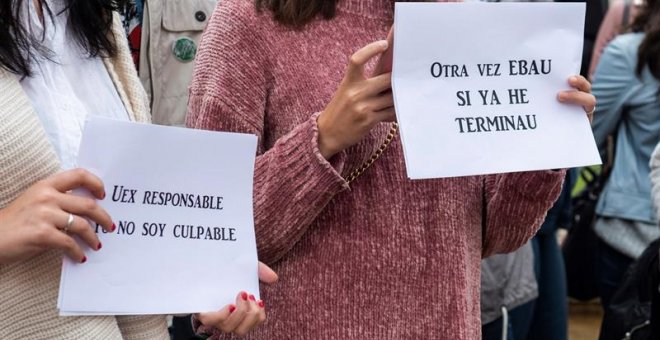 08/06/2018.- Estudiantes de Bachillerato se manifiestan frente a la Facultad de Filosofía y Letras del Campus de Cáceres después de que la Universidad de Extremadura (UEx) haya decidido repetir varios exámenes de la Evaluación para el Acceso a la Universi