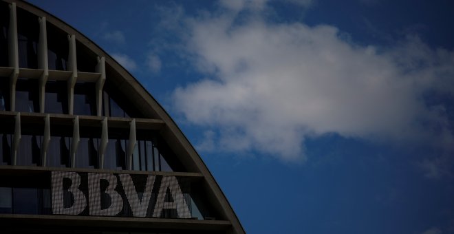 El logo de BBVA en el edificio conocido como La Veleta su sede en la zona norte de Madrid. REUTERS/Juan Medina