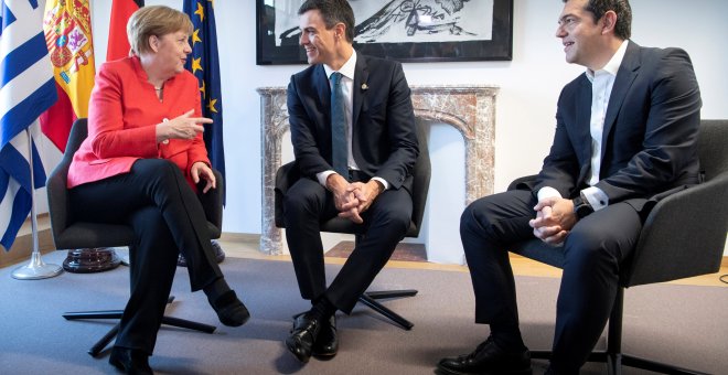 La canciller alemana, Angela Merkel, junto al presidente española, Pedro Sánchez, y el primer ministro griego, Alexis Tsipras.- REUTERS