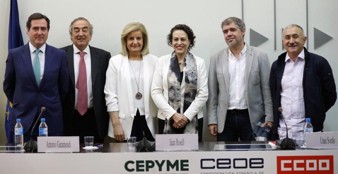 05/07/2018.- El presidente de CEPYME Antonio Garamendi (i), el presidente de la CEOE Juan Rosell (2i), la exministra de Empleo Fátima Bañez (3d), la ministra de Trabajo Magdalena Valerio (3i), el secretario general de CCOO Unai Sordo (2d), y el secretario