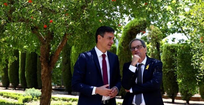 Pedro Sánchez y Quim Torra, durante un paseo por los jardines de La Moncloa. EFE/Fernando Calvo