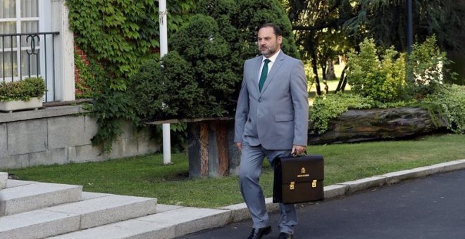 06/07/2018.- El ministro de Fomento José Luis Ábalos, a su llegada al Palacio de la Moncloa, donde hoy el jefe del Gobierno, Pedro Sánchez, presidirá la foto oficial de su Ejecutivo tras el relevo de Máxim Huerta por José Guirao al frente de Ministerio de